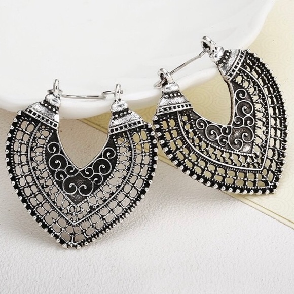 Antiqued Boho silver tone earrings - Picture 3 of 8